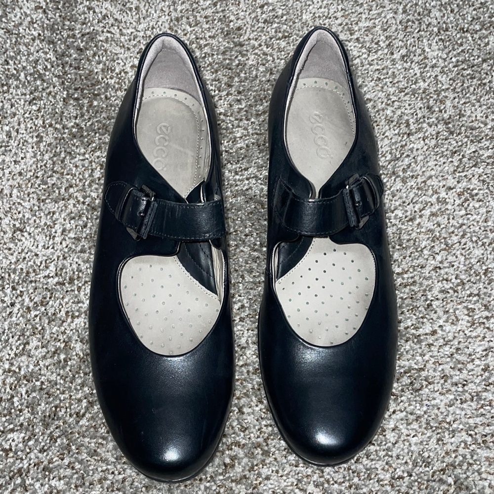 Black casual shoe
